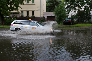 Koks potvynis yra išties pavojingas automobiliui? Tai verta žinoti visiems vairuotojams