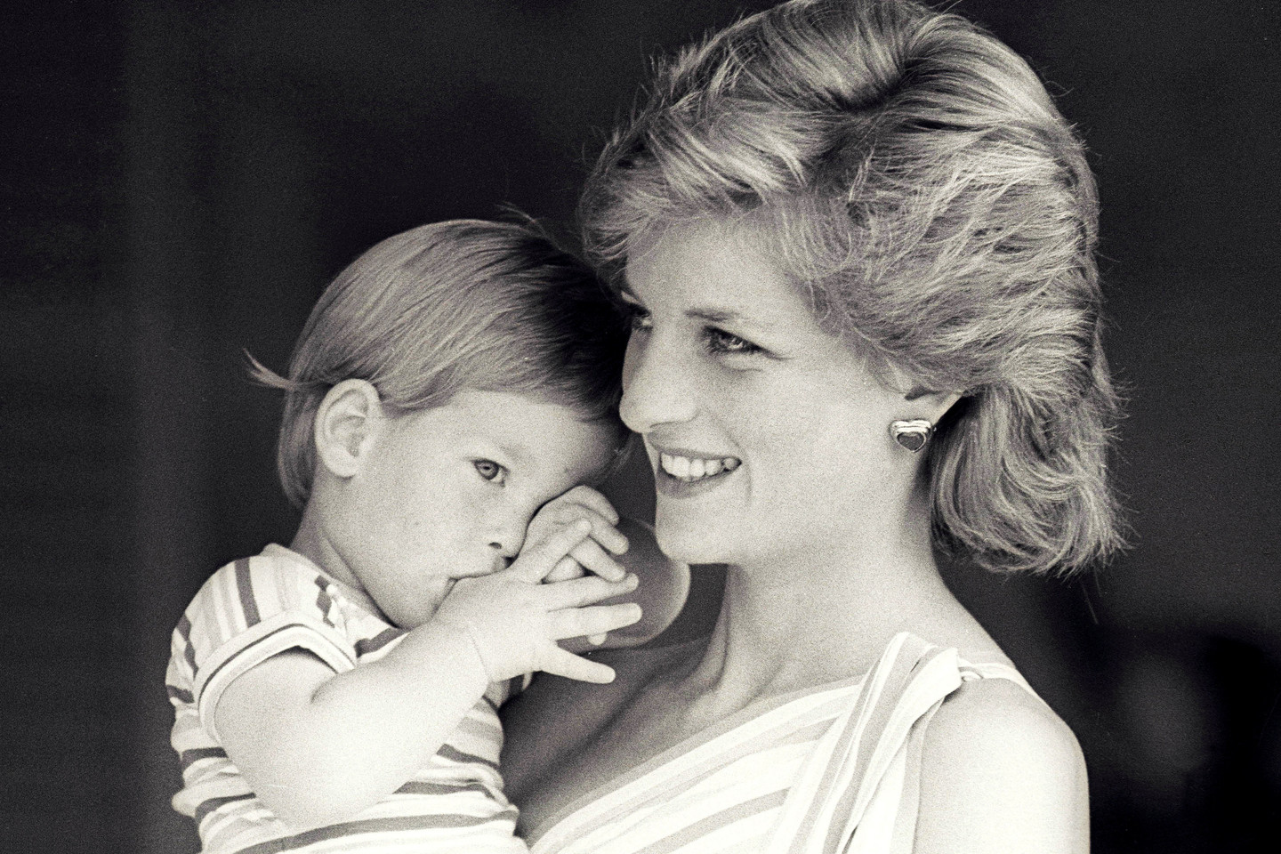  Princesė Diana laiko mažąjį princą Harry.<br> „Reuters“/„Scanpix“ nuotr.