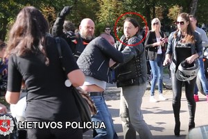 Nufilmuota: Vingio parke vyrą sumušė baikeriai, jų ieško policija