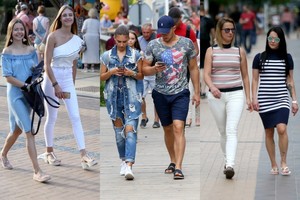 Palangos gatvių podiumas: iškirptės ir apnuoginti ilgaplaukių gražuolių kūnai