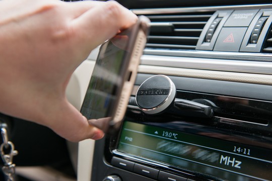 Magnetinis telefono laikiklis: patogu, bet ar saugu?