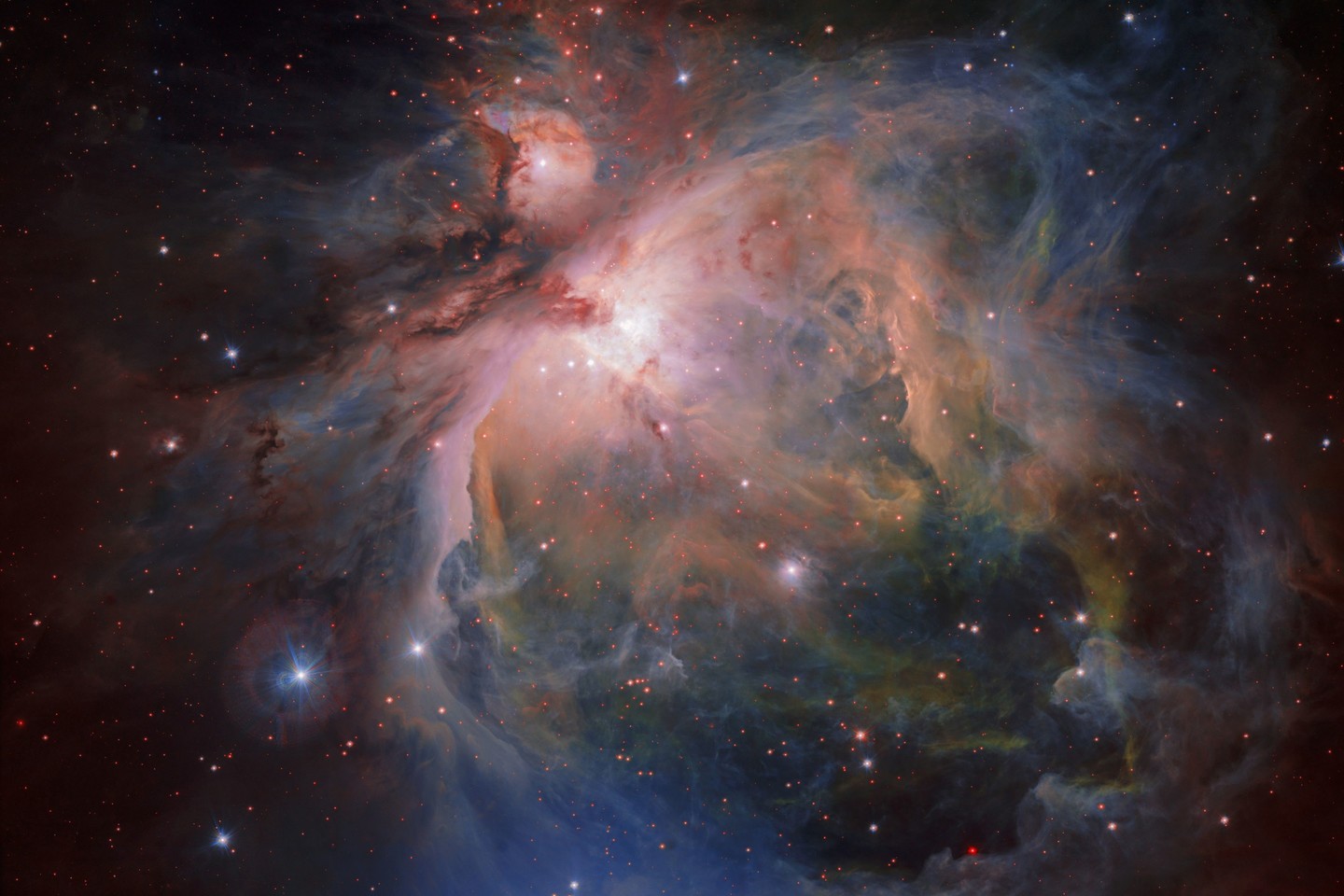 Labai dideliu teleskopu Čilėje pastebėtos trys labai aiškios besiformuojančių žvaigždžių grupės Oriono ūke, artimiausioje Žemei žvaigždžių „gamykloje“.<br> AFP/Scanpix nuotr.