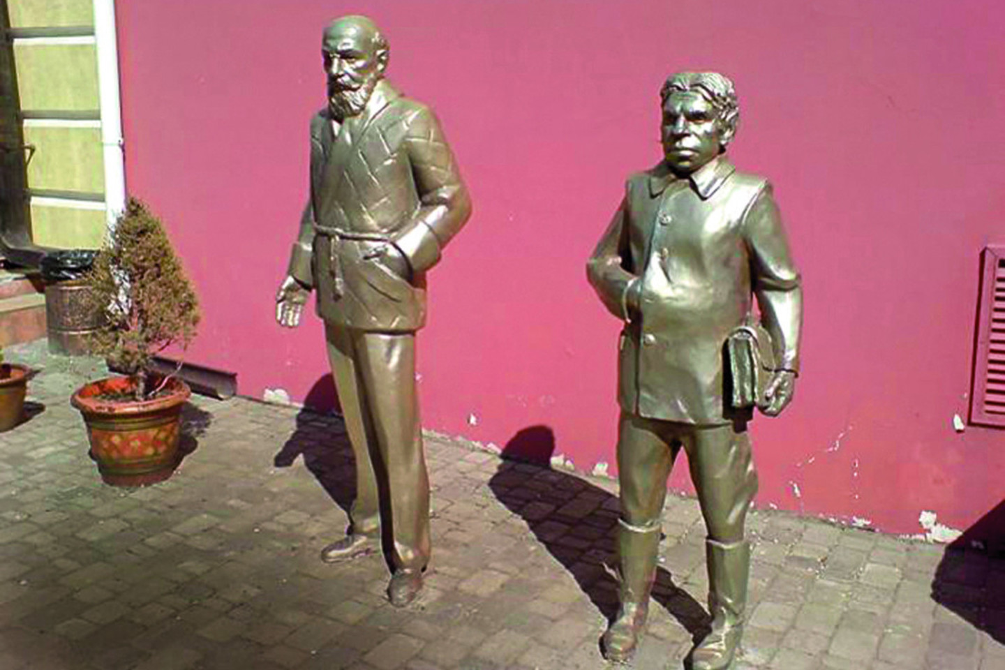 Charkove, prie restorano „Šarikoff“, stovi paminklas profesoriui Preobraženskiui ir Poligrafui Šarikovui.