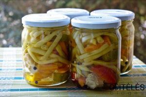 Marinuotų daržovių asorti. Žiemą džiaugsitės traškiu ir gardžiu užkandžiu