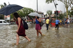 Didžiulė audra užtvindė Stambulą – žmonės brido per patvinusias gatves