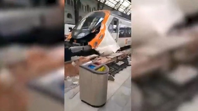 Vaizdai iš įvykio vietos: Barselonoje įvyko traukinio avarija, sužeisti žmonės