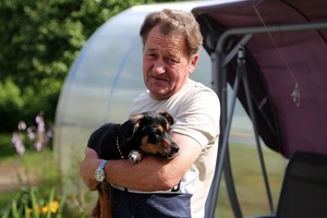 Pro trečio aukšto langą išmestas šuo – geros širdies vyro rankose