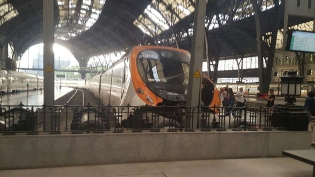 Trumpos žinios: per traukinio avariją Barselonoje nukentėjo 40 žmonių