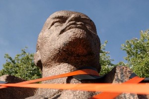 Keistas aukcionas, kuriame bjauroka statula liko senam šeimininkui 