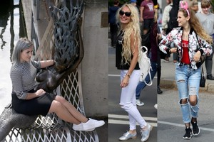 Jūros šventės stilius: jūreiviški dryžiai, plėšyti džinsai ir tinklinės pėdkelnės