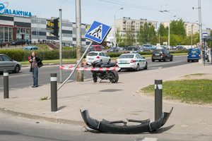 Šiurpią avariją išgyvenęs motociklininkas ieško jam padėjusio žmogaus