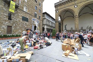 Italiją apraizgė mados padirbinių imperija