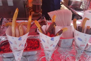 Jūros šventės dalyviams susuko galvas ilgos spurgos iš rožinio kioskelio