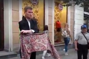 Šis vyras apdūmė akis visai miniai – ar pastebėsite, kaip jis tą padarė?