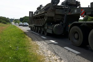 Dėl kariuomenės šarvuočio – chaosas kelyje: vos nesibaigė tragedija 