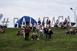 „Galapagai“ tęsiasi: Charli XCX scenoje laistė šampaną, Andrius Tapinas atvyko su gaidžiu