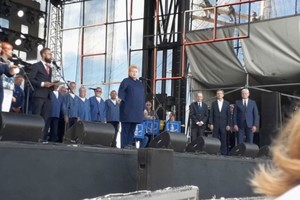 Šventės dalyvius prajuokino prezidentės pamokymai ją pertraukusiai vertėjai