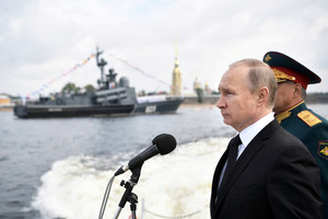 Vladimiras Putinas priėmė paradą Karinio jūrų laivyno dienos proga