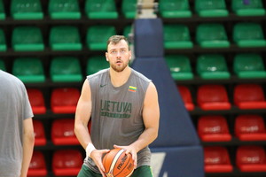 Prie rinktinės prisijungęs Donatas Motiejūnas: „Dabar nereikia fantazuoti apie medalius“