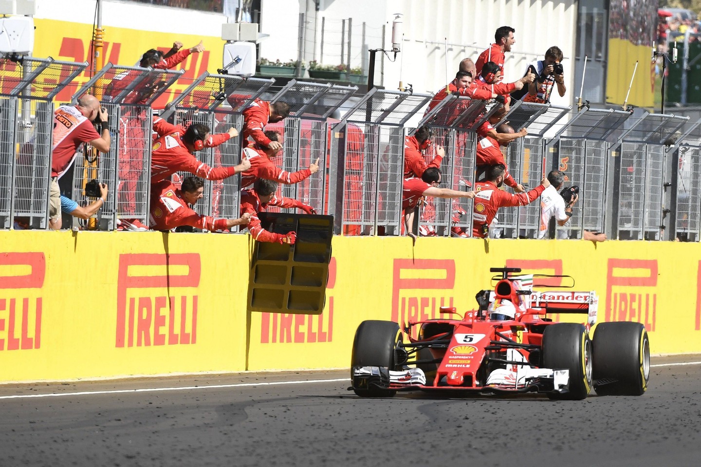  S.Vettelis pelnė pergalę su gendančiu "Ferrari".<br> AP nuotr.