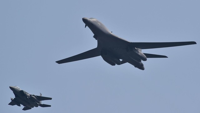 JAV demonstruoja jėgą – virš Pietų Korėjos praskrido bombonešiai