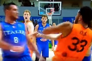 Įsiūčio kaina – varžovui smogęs Danilo Gallinari susilaužė ranką ir nežais Europos čempionate 