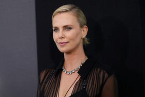 Charlize Theron papasakojo apie siaubingą tėvo mirtį
