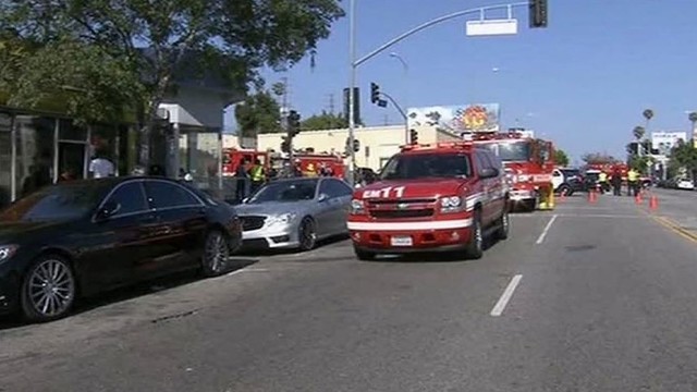 Los Andžele mikroautobusas įvažiavo į lauko kavinę, sužeidė 8 žmones