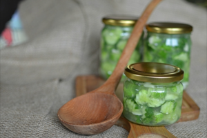 Šaltai marinuoti agurkai nustebins ne tik skoniu. Jie laikysis kambario temperatūroje