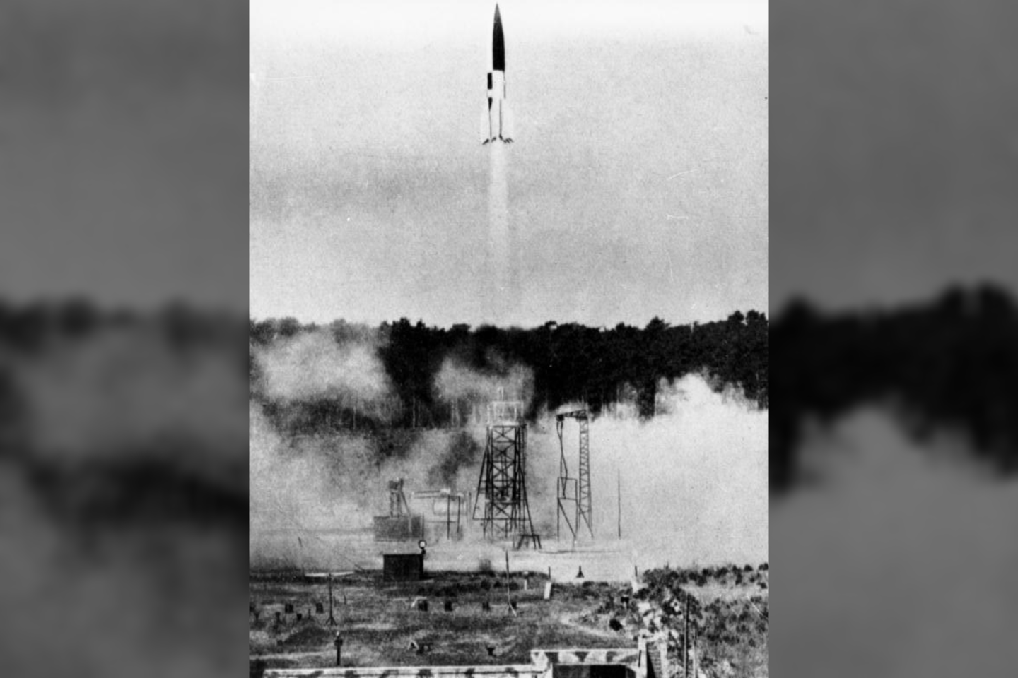 Tik įpusėjus Antrajam pasauliniam karui, 1942-aisiais, kai fiureriui asmeniškai pademonstruoti sėkmingi pirmosios balistinės raketos A4 paleidimo kadrai, jis susidomėjo naujuoju projektu. Patobulinta A4 virto žymiąją V2 (Fau-2).   <br>Bundesarchiv, RH8II Bild-B0261-43 BSM / CC-BY-SA 3.0