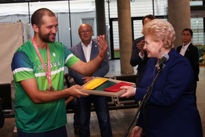 Lietuvos kurčiųjų rinktinė namo vėlavo, bet jos lūkuriavo ir pati Dalia Grybauskaitė