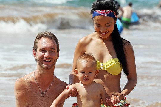 Be rankų ir be kojų gimusio oratoriaus Niko Vujičičiaus žmona laukiasi dvynukų