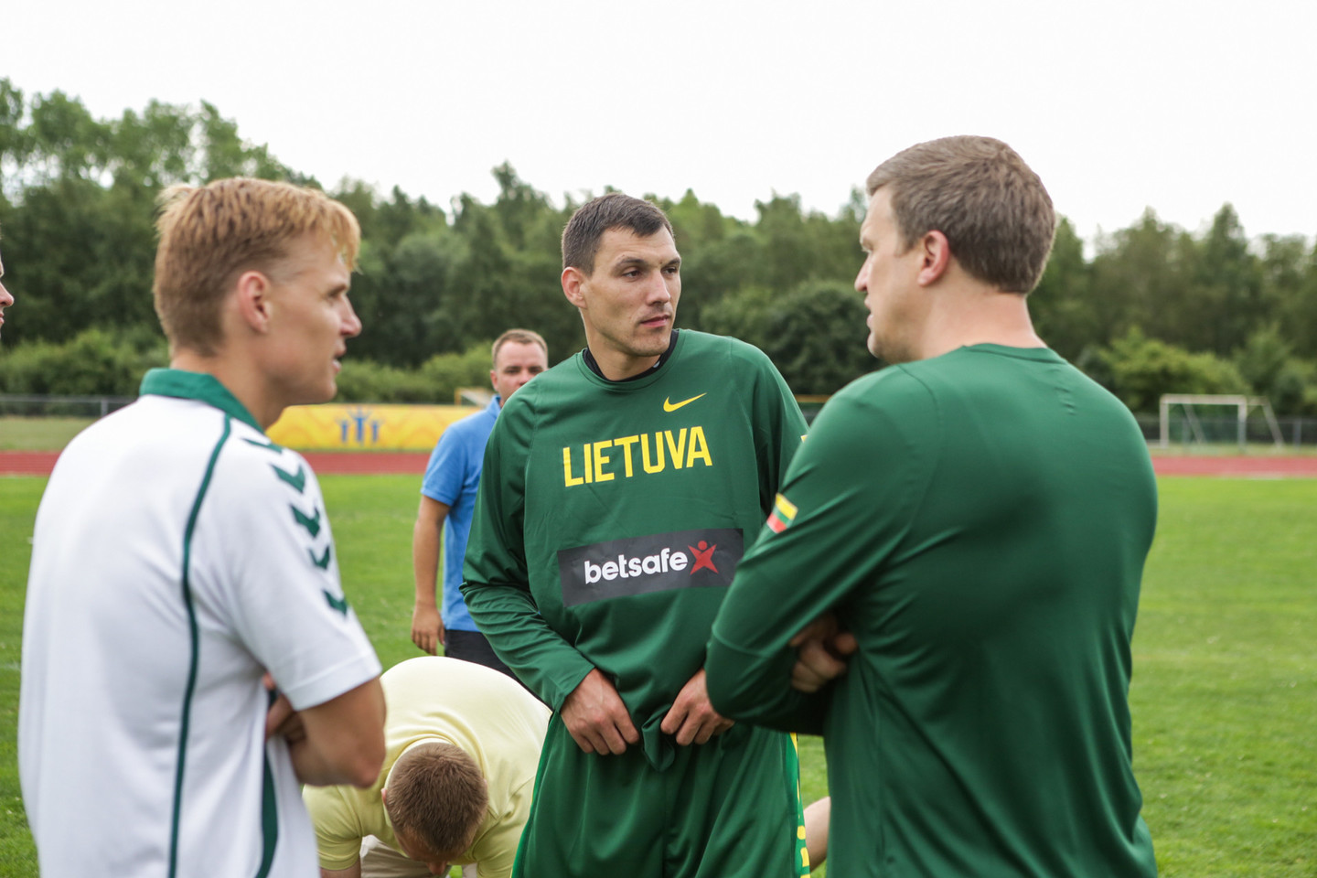 Prie rinktinės prisijungęs J.Mačiulis (viduryje) dalyvavo draugiškose kovose tarp Lietuvos krepšinio ir futbolo atstovų. Kairėje - futbolo rinktinės treneris Edgaras Jankauskas. Dešinėje - krepšinio rinktinės treneris Dainius Adomaitis.