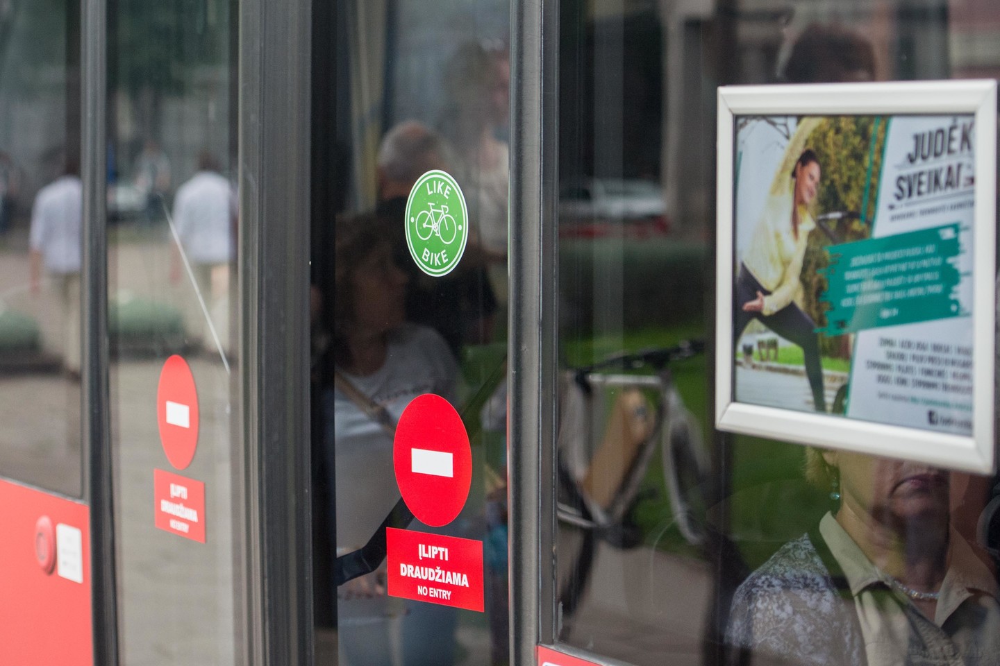 Autobusų ir troleibusų, kurie pritaikyti vežtis dviračius, durys yra paženklintos lipduku „Like Bike“