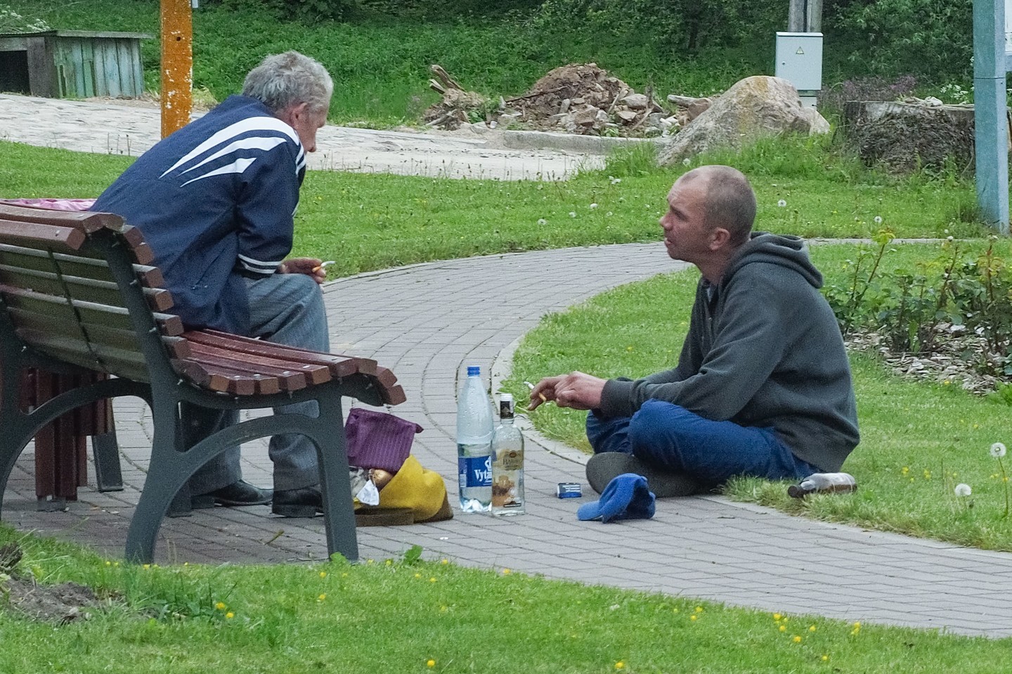Lietuvos pasienyje esančiose parduotuvėse prekyba apmirusi. Nei Saločių krautuvė, nei čia pat esanti kavinė alkoholio iš lietuvių didmenininkų net nebeužsakinėja.