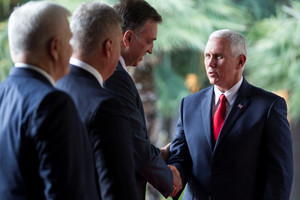 Kelionę baigiantis Mike'as Pence'as žada paramą „Rusijos spaudimą“ patiriančioms sąjungininkėms