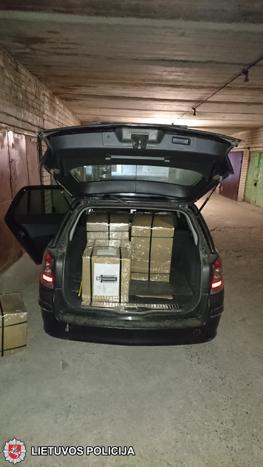 Pareigūnai aptiko didžiulį kontrabandinių cigarečių kiekį.<br> Vilniaus apskrities VPK nuotr.