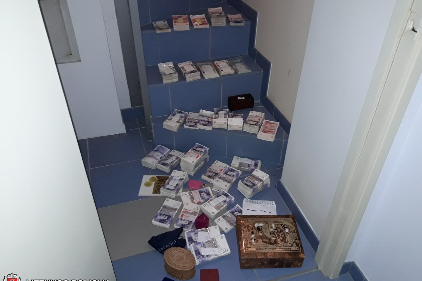 Pareigūnai aptiko didžiulį kontrabandinių cigarečių kiekį.<br> Vilniaus apskrities VPK nuotr.