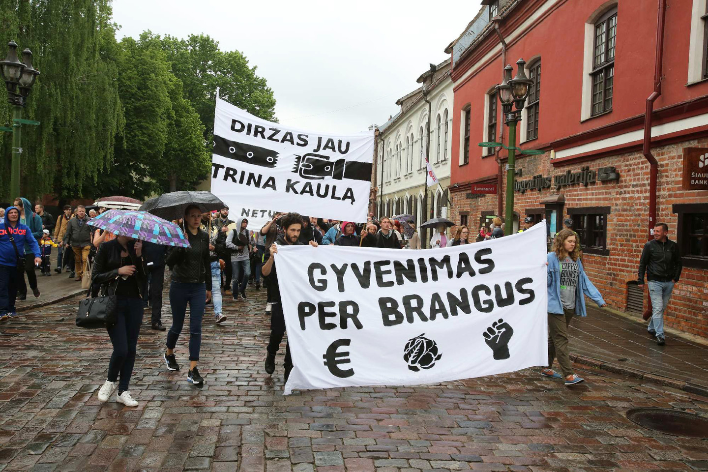 Paprašyti įvardinti, kokios yra didžiausios problemos, su kuriomis susiduria Lietuva, daugiau kaip pusė lietuvių nurodė didėjančias kainas.