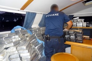 Prancūzijos Polinezijoje sulaikyti lietuviai su 100 mln. eurų vertės kokaino siunta