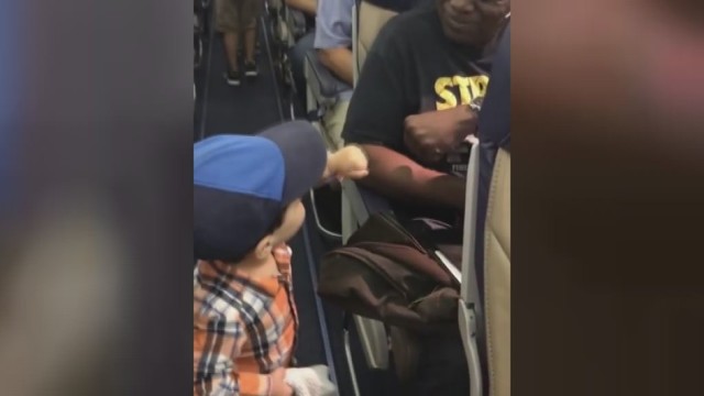 Šis vaikas ir niūriausius lėktuvo keleivius privertė išsišiepti
