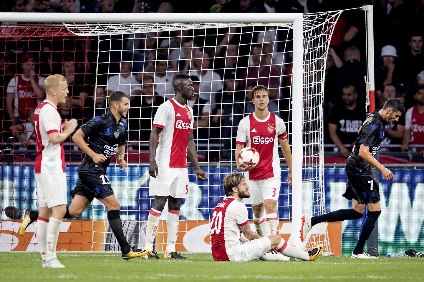  Nesėkmę patyrusiems "Ajax" futbolininkams teks varžytis Europos lygos atrankoje<br> AFP/Scanpix nuotr.