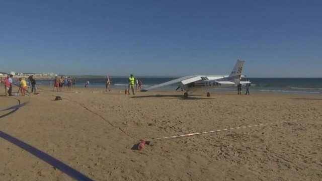 Portugalijos paplūdimyje leisdamasis lėktuvas nusinešė 2 gyvybes