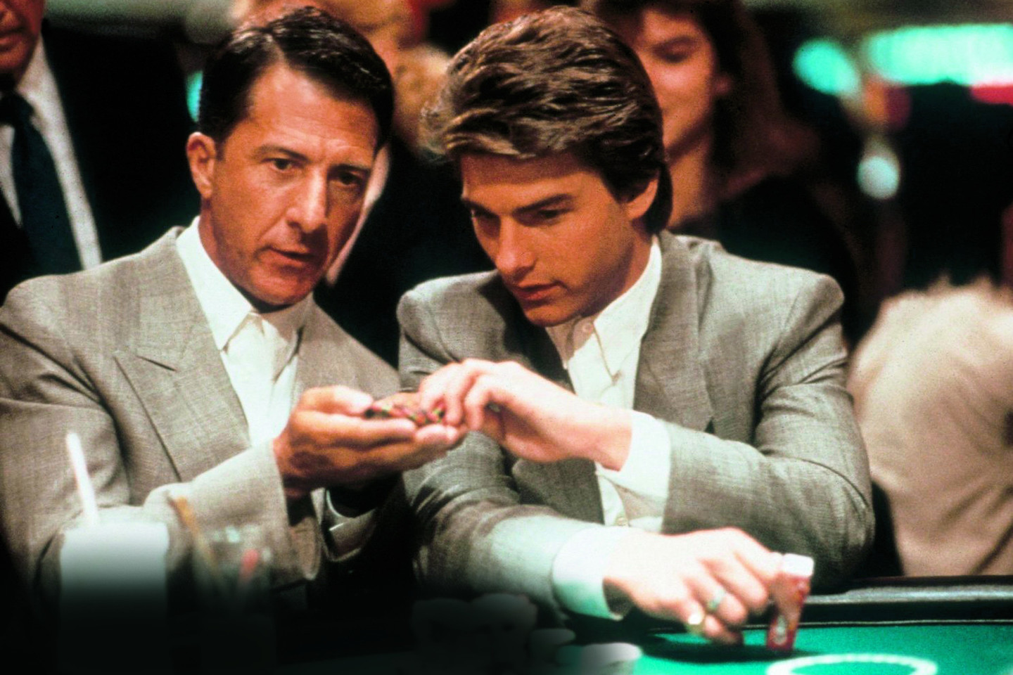 D.Hoffmanas (kairėje) filme „Lietaus žmogus“ su Tomu Cruise’u.