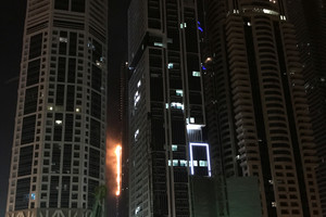 Vieną aukščiausių Dubajaus dangoraižių vėl nuniokojo gaisras