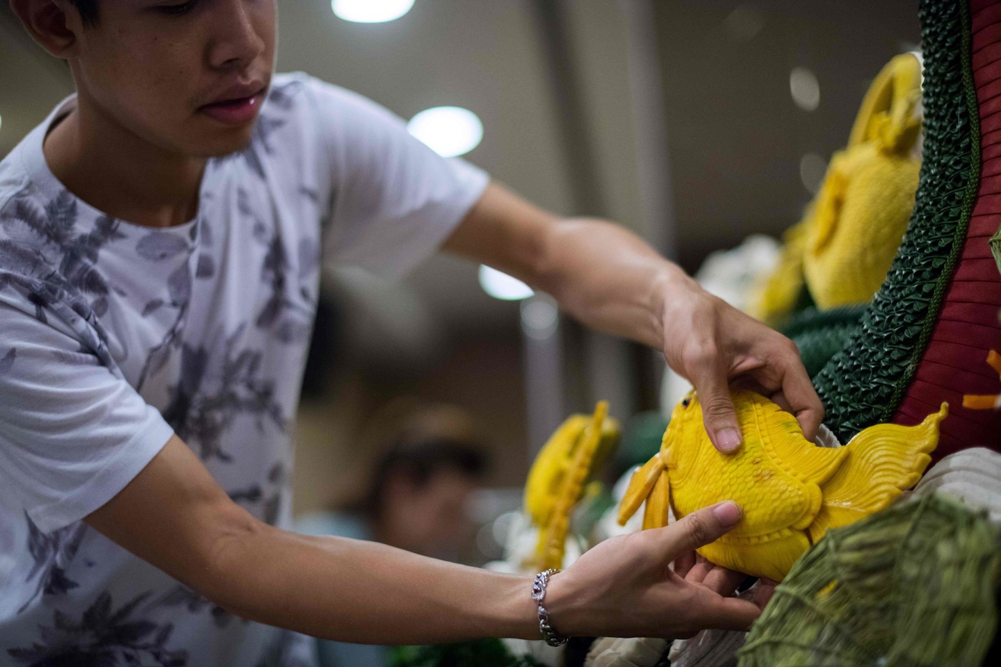 Vaisių drožinėjimo tradicija Tailande gyvuoja jau nuo seno.<br> AFP/„Scanpix“ nuotr.