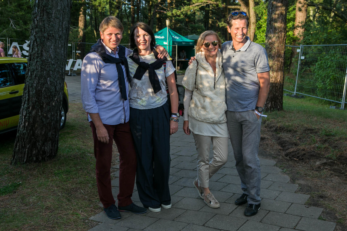  „MG Baltic“ savininkas Darius Mockus (dešinėje) su žmona Ina ir viceprezidentas Artūras Listavičius su žmona Daiva.<br> G.Bitvinsko nuotr.