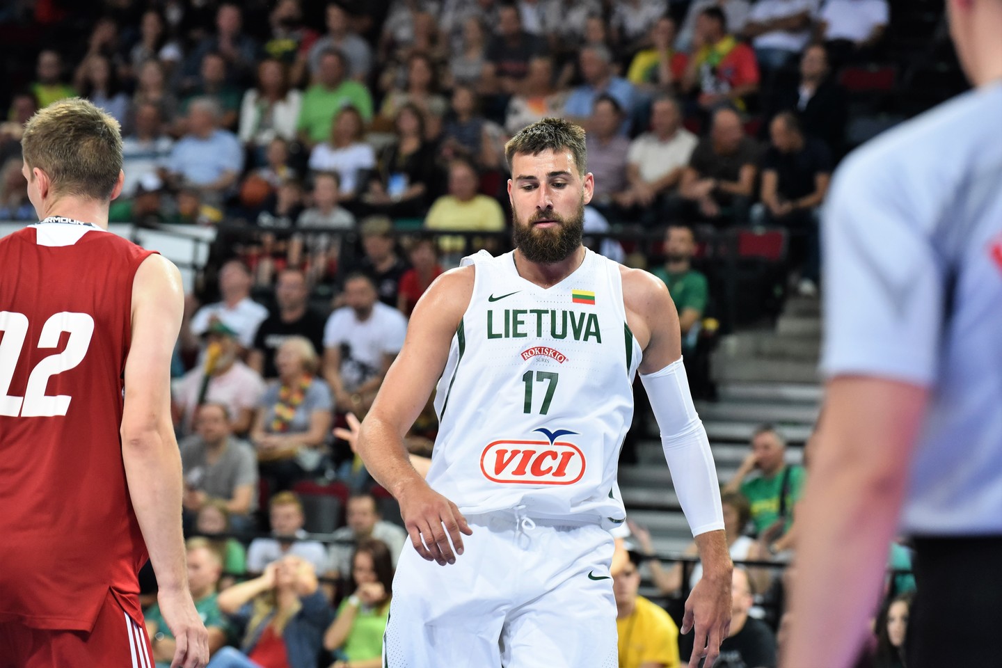 Lietuvos rinktinė po atkaklios kovos įveikė Lenkiją - Jonas Valančiūnas