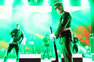 „Granatos Live“ vakaras baigėsi įspūdingai: scenoje – ir Lietuvos kariai, ir R. Karbauskis