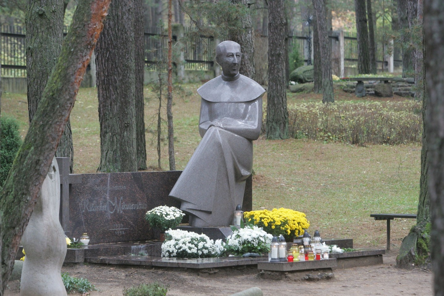 Kunigo R.Mikutavičiaus kapas Petrašiūnų kapinėse.<br> A.Barzdžiaus nuotr. iš archyvo